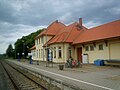 Bahnhof mit Nebengebäude und Vorplatz