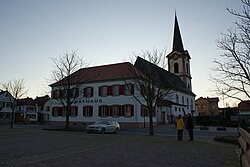 Rathaus und Kirche in Edesheim