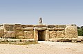 Similitude de la façade principale de temple avec la maquette de Tarxien