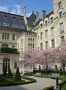 La cour d'honneur du lycée au mois de mars.