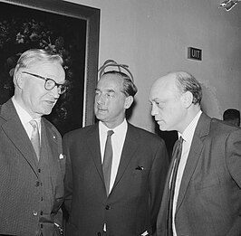 Libbe van der Wal, Keuls en Manuel van Loggem bij de uitreiking van de Visser Neerlandiaprijs, 1965