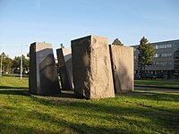 Vier vormen in graniet (1978), J.M. den Uylstraat, Amsterdam-Geuzenveld.