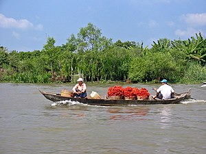 The district is connected to the Mekong via the Hậu River. The district along the river served as a stop-off point for traders on the way to Phnom Penh.