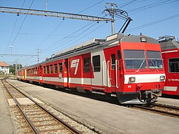 BDe 4/4 613 der CJ mit einem Pendel im Bahnhof Le Noirmont