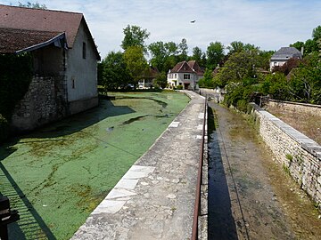 Le Cern s'écoule (sur la droite) en contrebas d'une retenue d'eau qui alimentait un moulin à eau dans le bourg d'Azerat.