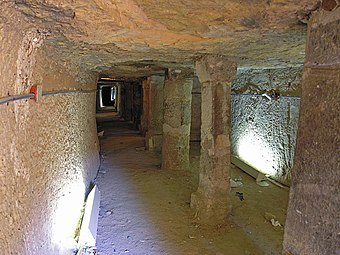 Vue des piliers de la galerie saïte.