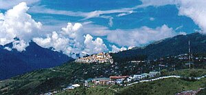 Tawang dengan Monasteri Tawang di latar.