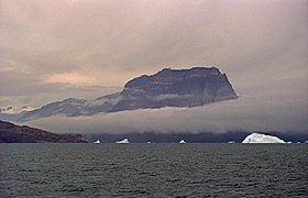 Le fjord de l'Empereur François-Joseph avec le Teufelsschloss en arrière-plan.