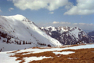 Der Gipfel des Hirschbergs, im Hintergrund die Kampen, Tegernseer Berge