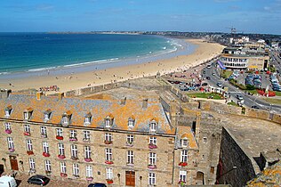 À gauche, la tour des moulins ; derrière l'ancienne caserne, le bastion de la Galère.