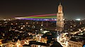 La cathédrale Saint-Martin d'Utrecht de nuit, dominée par sa tour de 112 mètres.