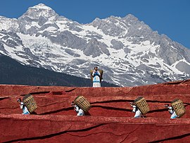 Orang Nakhi menggendong keranjang di Lijiang