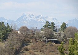 Vue sur le massif des Écrins, au printemps.