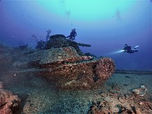 ミクロネシア連邦チューク州の海に沈む桑港丸の甲板に残る九五式軽戦車