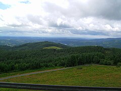 Vue vers le sud-est depuis la tour panoramique ; au milieu de l'image, le lac de Sèchemaille.