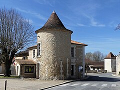 La tour d'angle à côté de la mairie.