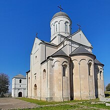 Південно-східна сторона храму. Вид на апсиди. Фото 2021 р.