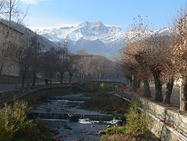 De berg Khustup vanuit Kapan met op de voorgrond de rivier de Vachagan