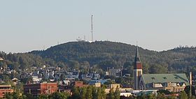 Le mont Sainte-Claire surplombant le centre-ville de Chicoutimi (Saguenay).