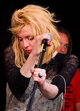 Courtney Love tijdens een optreden (2010)