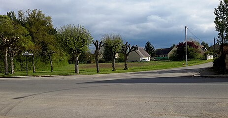 La route de Mézières vue de la rue du 21 août.