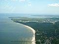 Die Luftaufnahme zeigt den Strand und das ehemalige Kernkraftwerk