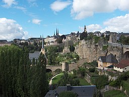 Uewerstad sett från öster, med floden Alzettes dalgång. Till höger Huelen Zant ("Den ihåliga tanden"), en rest av en av portarna till Luxemburgs befästningar. I förgrunden stadsdelen Grund med kyrkan Église Saint Jean.