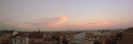 Vue panoramique de Perpignan depuis le Palais des Rois de Majorque. On distingue au loin de gauche à droite : le Canigou, les monts du Capcir et la chaîne des Corbières.