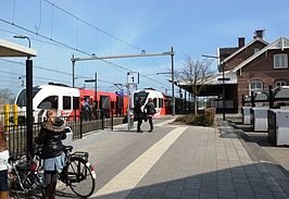 Station met voormalig stationsgebouw en twee Spurts