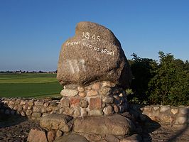 Monument ter herdenking aan de slag bij Warns, met de tekst 1345 leaver dea as slaef