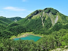 五色山から望む五色沼と日光白根山