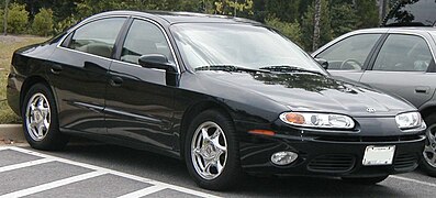 Une Oldsmobile Aurora, modèle de 2001 à 2003.