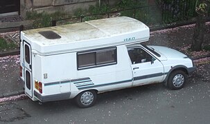 Una C15 transformada en una furgoneta camper ampliada basada en un chasis de cabina