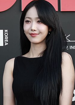 SinB posing for the camera at Billboard Korea's K-Power 100 event in August 2024.