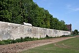 Enceinte sud et sa porte condamnée.