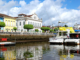 Câmara Municipal de Valença vista a partir do rio Una