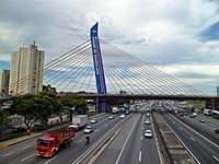 Viaduct over de hoofdweg Rodovia Presidente Dutra (BR-116/SP-60) in Guarulhos