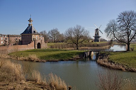 Dalempoort en natuurgebied met voetpad langs de Merwede