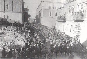 Hundreds of prisoners led by light horse or mounted rifles troopers