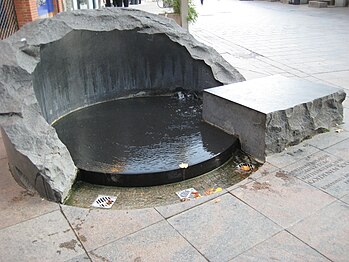 Brunnenplastik Goldener Sod (1991) von Johannes Michler