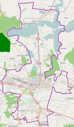 Mapa konturowa Konina, blisko centrum na prawo znajduje się punkt z opisem „Huta Aluminium Konin”