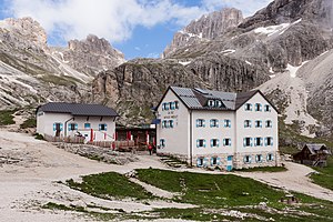 Links die 1898 erbaute erste und rechts die 1901 erbaute zweite Hütte