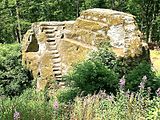 Der Nordwestfelsen mit der Tankzisterne links neben dem Treppenaufgang. Rechts erkennt man die Fundamentbänke der steinernen Überbauung