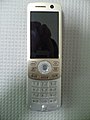 NTT DoCoMo FOMA D903i (2006年)。スライド式筐体とスピードセレクターは、この時期の三菱携帯端末の特徴