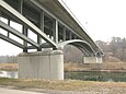 Ansicht der 2001 neu errichteten Grünwalder Isarbrücke