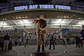 Die Statue von Phil Esposito vor der Halle (2011)