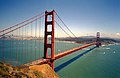 Über die Golden Gate Bridge führen gemeinsam der und die / Kalifornien