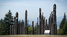 Les totems Kamui Mintara au Burnaby Mountain Park, Colombie-Britannique, Canada. Ils ont servi de décors de tournage pour l'emplacement de la porte des étoiles de la planète visitée par SG-1 dans l'épisode.