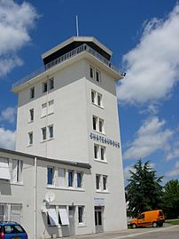 La tour de l'aéroport de Châteauroux-Centre en 2005.