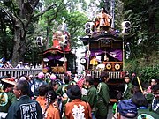 赤坂氷川神社祭礼、鉾台型山車（2010年9月18日撮影）。右側は「猩々」の山車、旧傳馬町一丁目、現赤坂表一二町会[3]。左側は「翁」の山車、旧傳馬町一丁目、現伝馬町町会[4]。